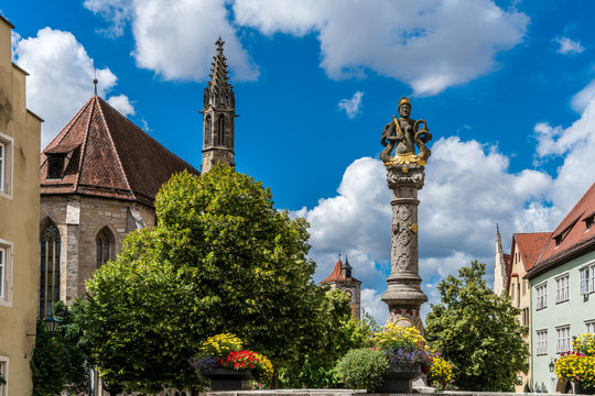 Herrnbrunnen in der Herrngasse vor der Franziskanerkirche in Rothenburg ob der Tauber 