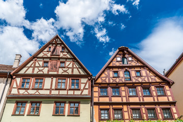 Zwei typische Fachwerkhäuser in Rothenburg ob der Tauber