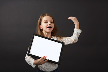 Naklejka premium Cute girl holding a blank sign
