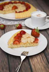 Kaffeepause mit Obstkuchen