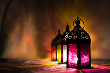 Obraz premium Eid Mubarak Ramadan Kareem - islamic muslim holiday background with eid lantern or lamp