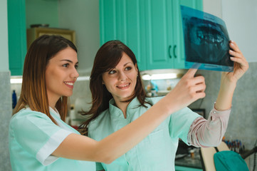 Obraz premium Dentists discussing about patient's x-ray