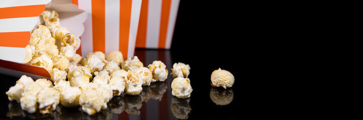 Panorama, Popcorntüten mit Popcorn vor Schwarz, Kino oder Party