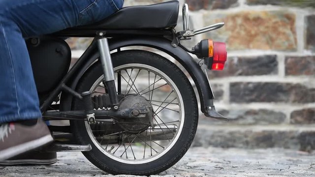 Motorrad, Moped anhalten mit Detail auf Motor (mit Audio)