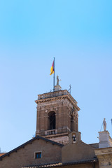 zabytkowa wieża z flagą i błękitnym niebem © Magdalena