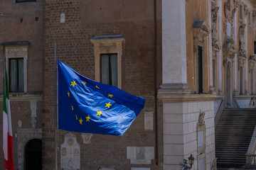 flaga Unii Europejskiej na tle zabytkowych zabudowań - obrazy, fototapety, plakaty