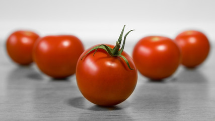 Mehrere rote reife Tomaten mit grünem Stiehl