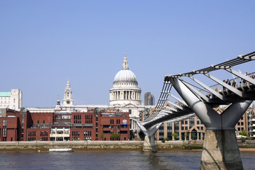 Fototapeta na wymiar London St. Paul's Cathedral Millenium Bridge
