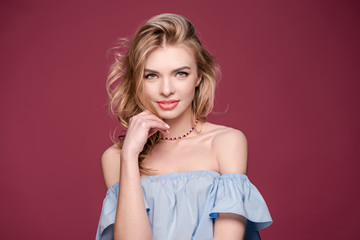 Naklejka premium close up portrait of young stylish beautiful woman with makeup, attractive young woman