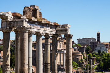 zabytkowe kolumny połączone zrujnowanym sklepieniem © Magdalena
