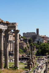 zabytkowe kolumny połączone zrujnowanym sklepieniem © Magdalena