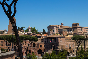 zabytkowe kolumny połączone zrujnowanym sklepieniem © Magdalena