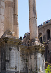 antyczne kolumny na tle błękitnego nieba © Magdalena