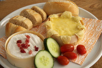 Camembert gebacken auf Platte
