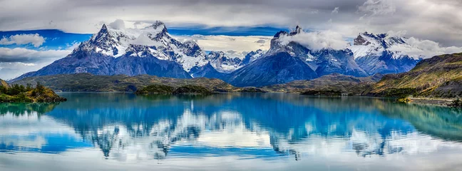 Velours gordijnen Cuernos del Paine Weerspiegeling van Cuernos del Paine bij Lake Pehoe - Torres del Paine NP (Patagonië, Chili)