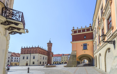 Tarnów, widok na rynek starego miasta z renesansowym ratuszem oraz na charakterystyczne podcienia jednej z kamienic w rynku. - 148887457