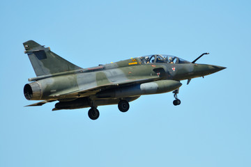 Fototapeta na wymiar Mirage 2000D aterrizando