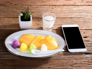 sticky rice with ripe mango and coconut cream