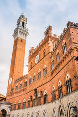 La Torre del Mangia sur la Piazza del Campo à Sienne en Toscane