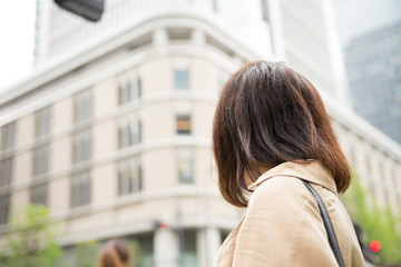 見つめる可愛い　女性