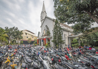 Motorräder vor der Kirche