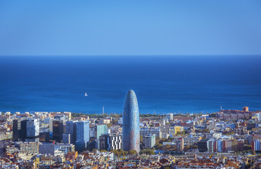 Blick auf Barcelona, Turm Agbar und das Mittelmeer © tanaonte