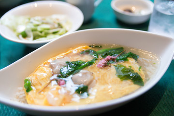 オムライスを食べる可愛い　女性