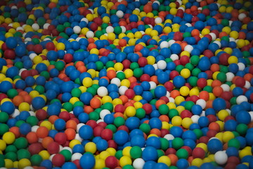 Bälle für kleine Kinder in einem Freizeizpark