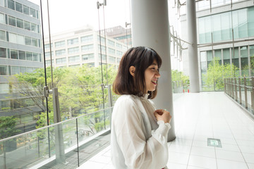 見つめる可愛い　女性