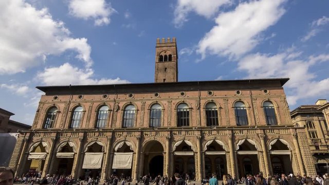 4K Hyperlapse Bologna Piazza Maggiore, Tourists & Clouds