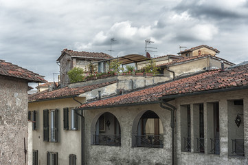 Fototapeta na wymiar Lucca roof in different style in Italy