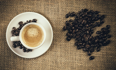 Café expresso sur une toile de jute