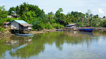Fototapeta na wymiar idyllische Fischerhütten am Meeresufer auf den Molukken-Inseln
