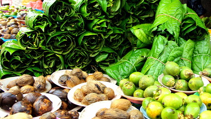 Rauschmittel Betelnüsse und Blätter auf Markt in Asien
