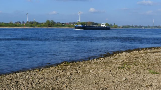 Binnenschiff transportiert G&uuml;ter auf einer Wasserstrasse