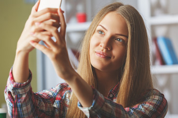 Naklejka premium Lady taking selfie