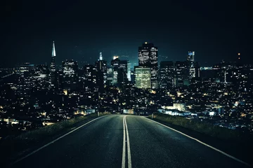 Photo sur Plexiglas construction de la ville Route menant à la ville de nuit
