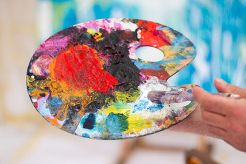 Mischpalette mit bunten Farben, Künstlerhand