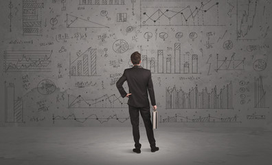 Obraz premium Salesman with business charts on wall