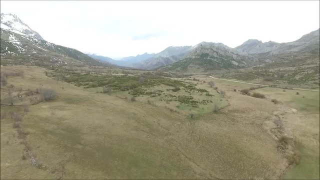 Vuelo de dron sobre valle de monta&ntilde;a