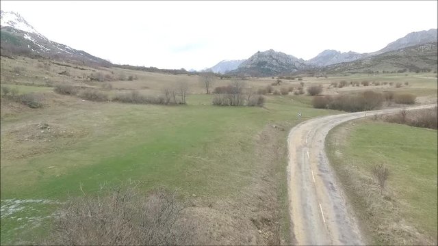 Vuelo rasante de dron sobre carretera de monta&ntilde;a en el valle de Valdeteja