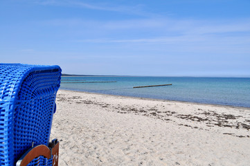 Ausschnitt, blauer Strandkorb am Strand in Gloweau fder Insel Rügen