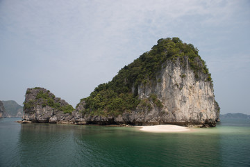 Fototapeta na wymiar Island scene in near Cat Ba Island, Vietnam