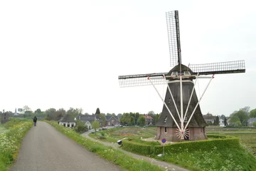 Fotobehang molen aan de verhoogde dijk met fiets- en wandelpad bij de Waal bij het dorpje Waardenburg © henkbouwers