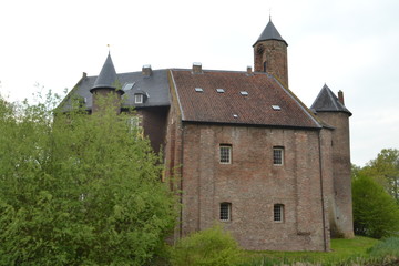 Fototapeta na wymiar kasteel Waardenburg aan de Waal te midden van het voorjaarsgroen