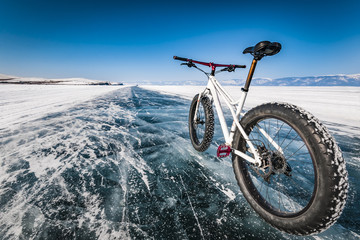 Rowerem przez zamarznięty Bajkał, Syberia, Rosja