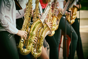 A brass band stands in the Park.