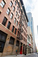 Obraz premium Old Brick Building in an Alleyway