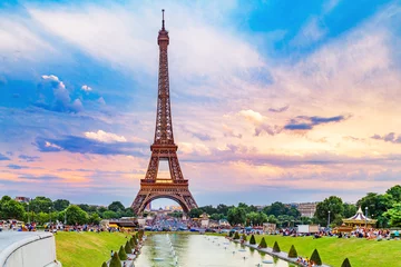 Fotobehang Eiffeltoren, uitzicht vanaf Trocadero park over fontein. Mensen maken hun avondwandeling rond de fontein. De toren van Eiffel is beroemd symbool van de stad Parijs en Frankrijk. Zonsonderganglandschap, epische dramatische hemel. © Feel good studio