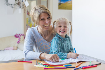 Portrait Mutter und Tochter beim Malen